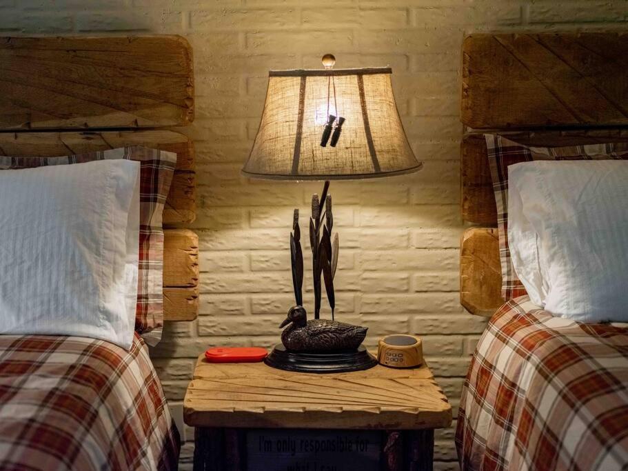Stonegate Lodge 2 Queen Beds Wifi 50In Roku Tv Salt Water Pool Room #105 ยูเรกาสปริงส์ ภายนอก รูปภาพ