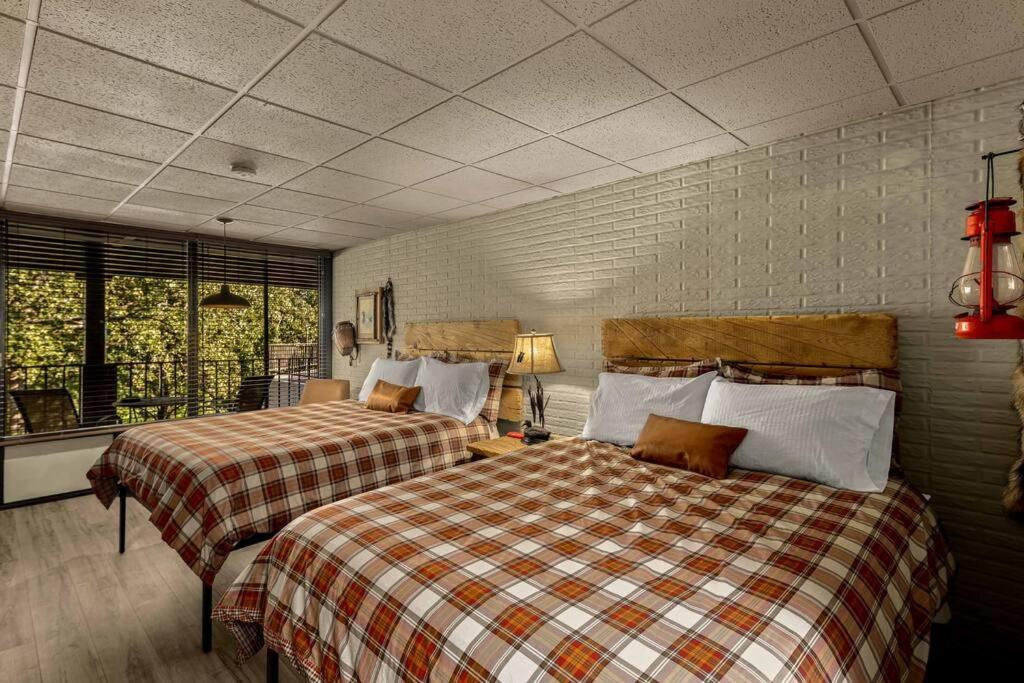 Stonegate Lodge 2 Queen Beds Wifi 50In Roku Tv Salt Water Pool Room #105 ยูเรกาสปริงส์ ภายนอก รูปภาพ