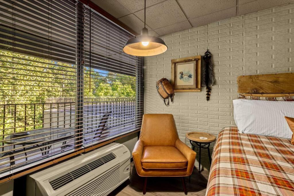 Stonegate Lodge 2 Queen Beds Wifi 50In Roku Tv Salt Water Pool Room #105 ยูเรกาสปริงส์ ภายนอก รูปภาพ